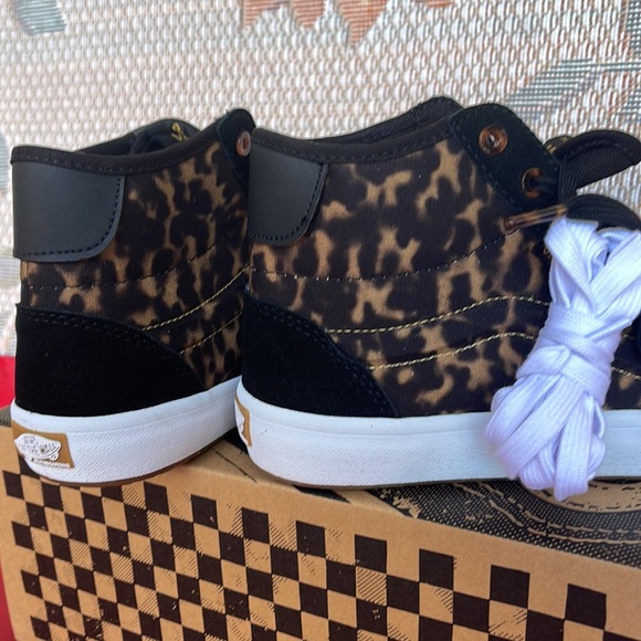 Vans WMNS The Lizzie
Tortoise Dark Brown/Black
VN0A4BX1YI5
Sneakers - Picture 15 of 16